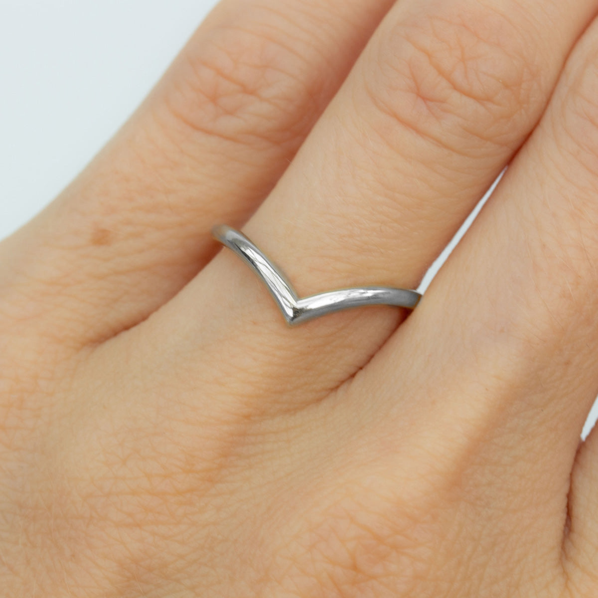 Hvar V-Shape Ring in white gold